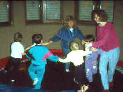 Kindergruppe auf dem Trampolin